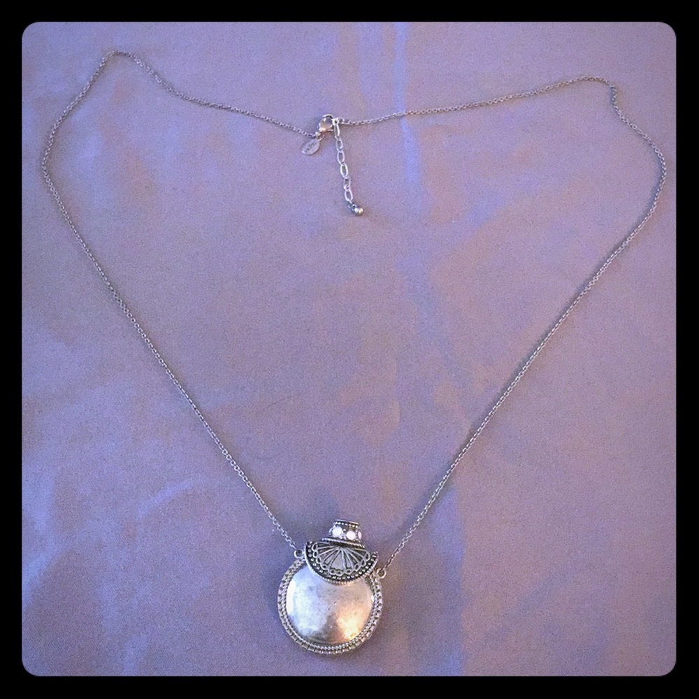 Silver pendant necklace